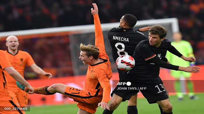 gelandang-belanda-frenkie-de-jong-kiri.jpg