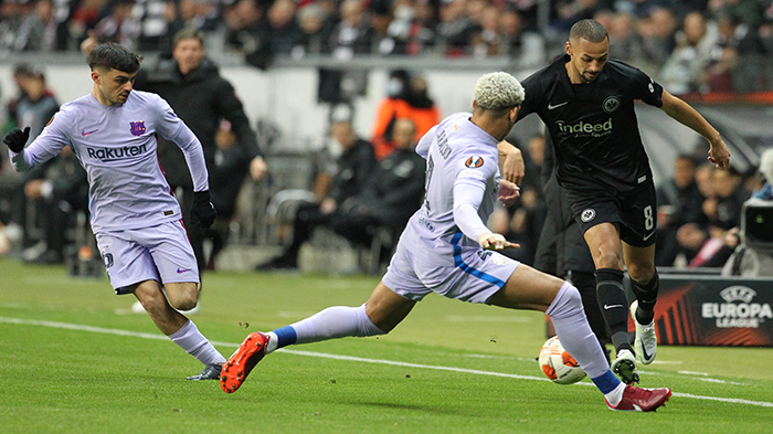 gelandang-frankfurt-asal-swiss-djibril-sow-vs-ronald-araujo-brcelona.jpg