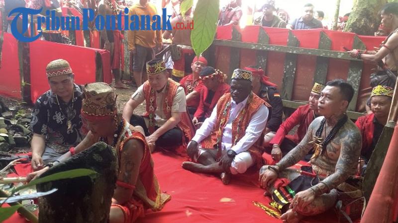 Menteri HAM Terima Gelar Patih Nagari Binua Tarabit dari Panglima Jilah di Kalbar