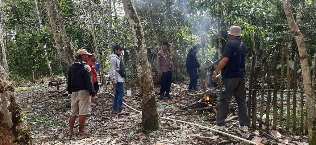 Jajaran Polsek Tempunak Gerebek Tempat Judi Sabung Ayam
