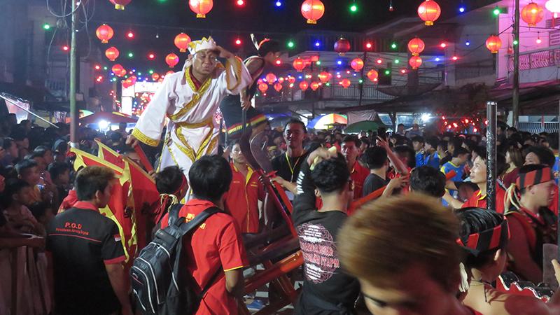 Masyarakat Ngabang Antusias Menonton Atraksi Tatung Saat Cap Go Meh