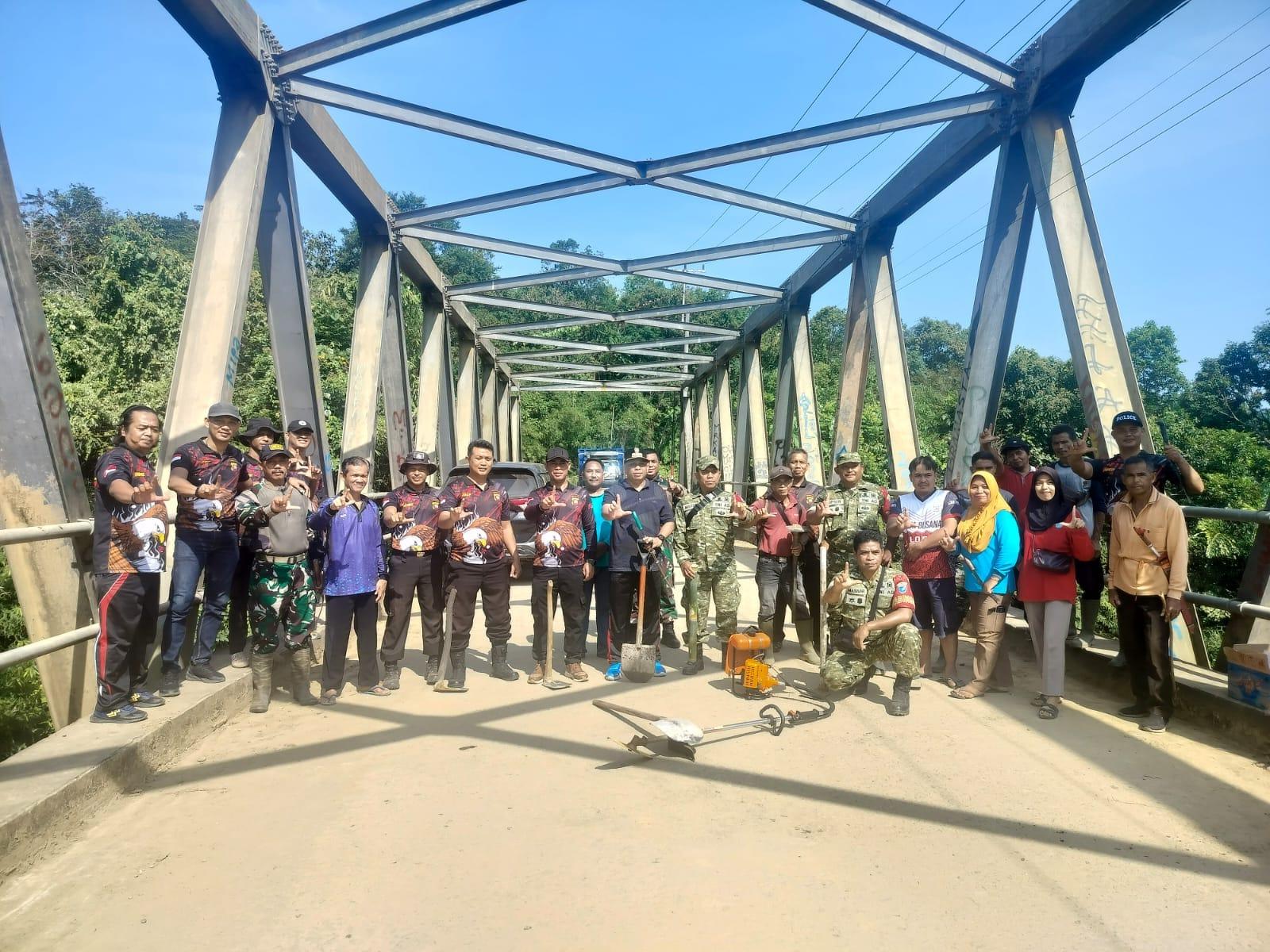 Sampah di Jembatan Serimbu, TNI-Polri dan Forkopimcam Air Besar Gercep Aksi Gerakan Indonesia Asri - Tribunpontianak.co.id