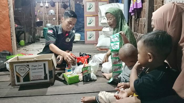 GPS Sambas Sedekah Sembako untuk Lansia di Desa Aruk Parak Tangaran