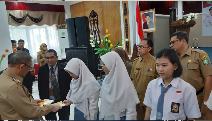 Tahun Ajaran Baru Gubernur Kalbar Salurkan Beasiswa Gratis Pada Siswa SMA & SMK