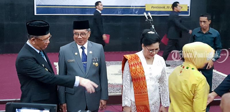 gubernur-kalbar-sutarmidji-memberikan-selamat-kepadaal-leysandri-setelah-dilantik-sebagai-sekda.jpg