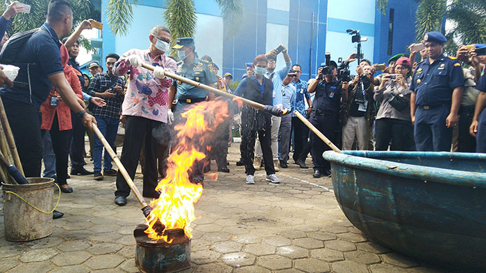 gubernur-kalimantan-barat-saat-bakar-barang-bukti-di-kapal-ikan-asing-ilegal.jpg