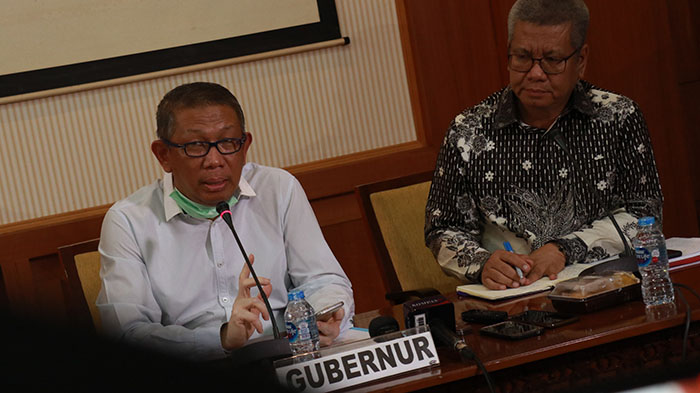 gubernur-kalimantan-barat-sutarmidji-menggelar-konferensi-pers-corona-1.jpg