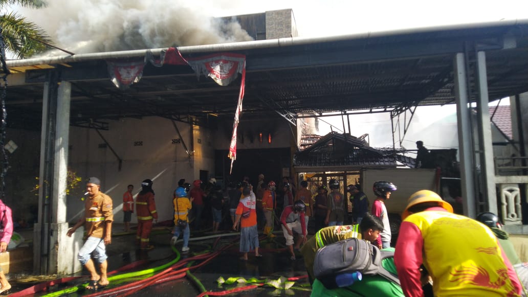 gudang-snack-di-jalan-danau-sentarum-terbakar-saksi-mata-ungkap-sumber-api.jpg