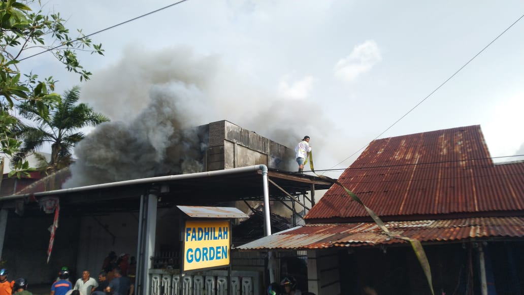 gudang-snak-terbakar-pemilik-toko-gorden-panik-selamatkan-barang-dagangan.jpg