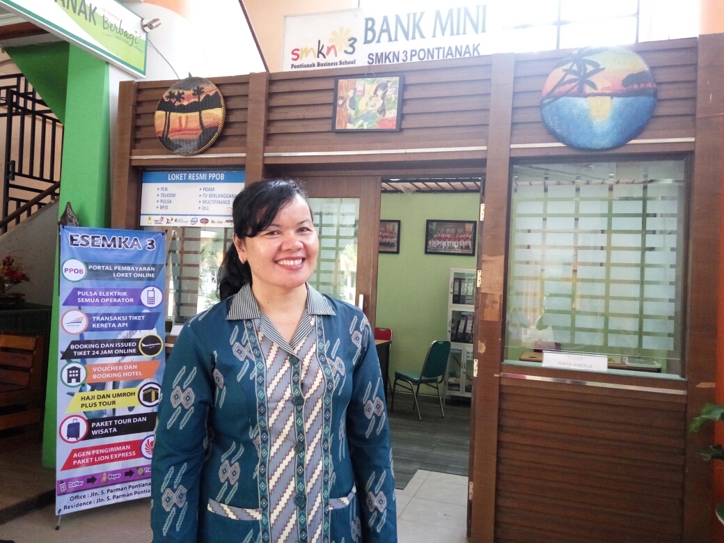 guru-pembina-bank-mini-smkn-3-pontianak-roni-saragih_20180420_101909.jpg