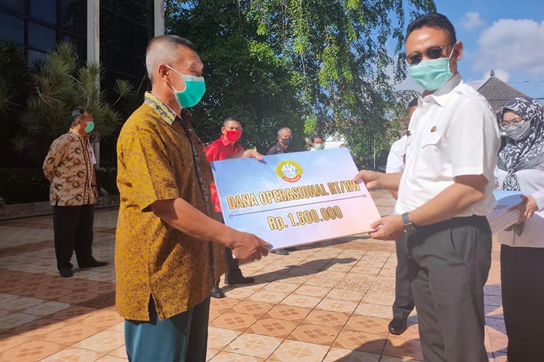 Pemkot Pontianak Serahkan Insentif dan Batuan kepada Guru Ngaji, Fardhu Kifayah, Posyandu dan RT/RW