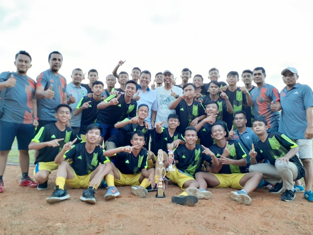 Taklukkan Persipon U15, Tim Kesebelasan U15 Sambas Juara