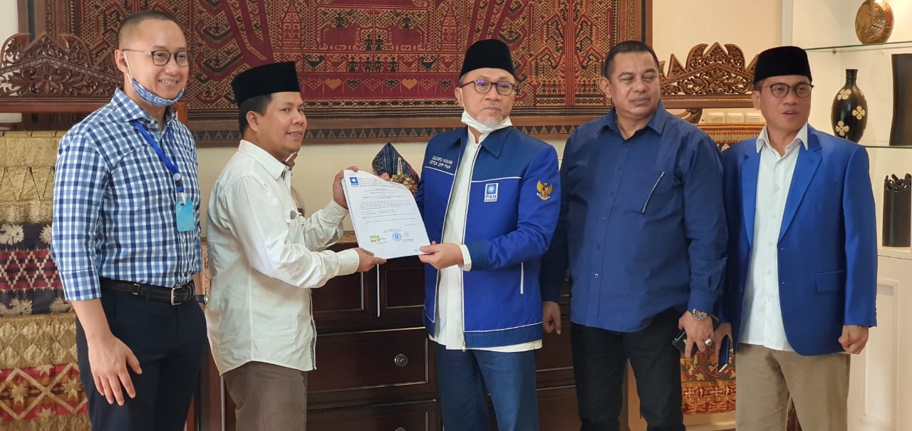 h-satono-saat-menerima-sk-dpp-partai-amanat-nasional.jpg