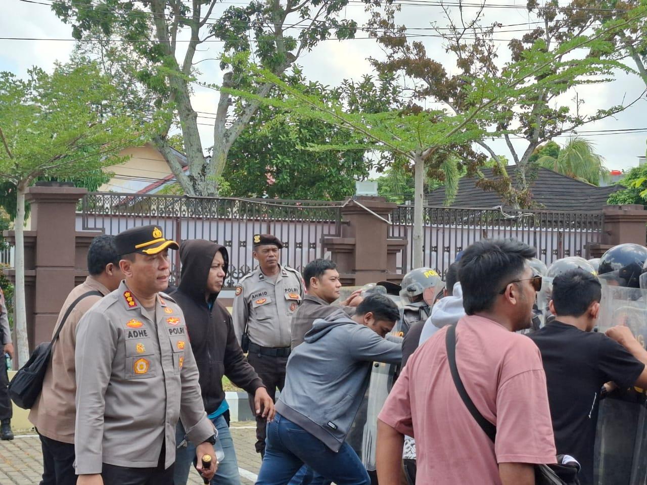 Kapolresta Pontianak Pimpin Latihan Penanggulangan Huru-Hara Jelang Pengamanan Hari Buruh