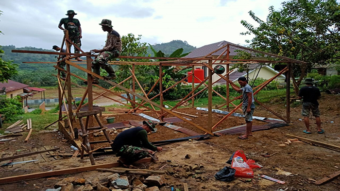 hari-kedua-rehap-rumah-ibu-sesilia-di-kecamatan-sengah-temila.jpg