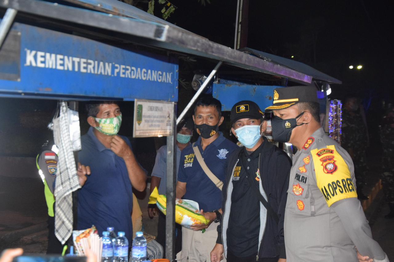 Tim Gabungan Gelar Patroli Skala Besar di Sambas dan Bagikan Sembako kepada Warga
