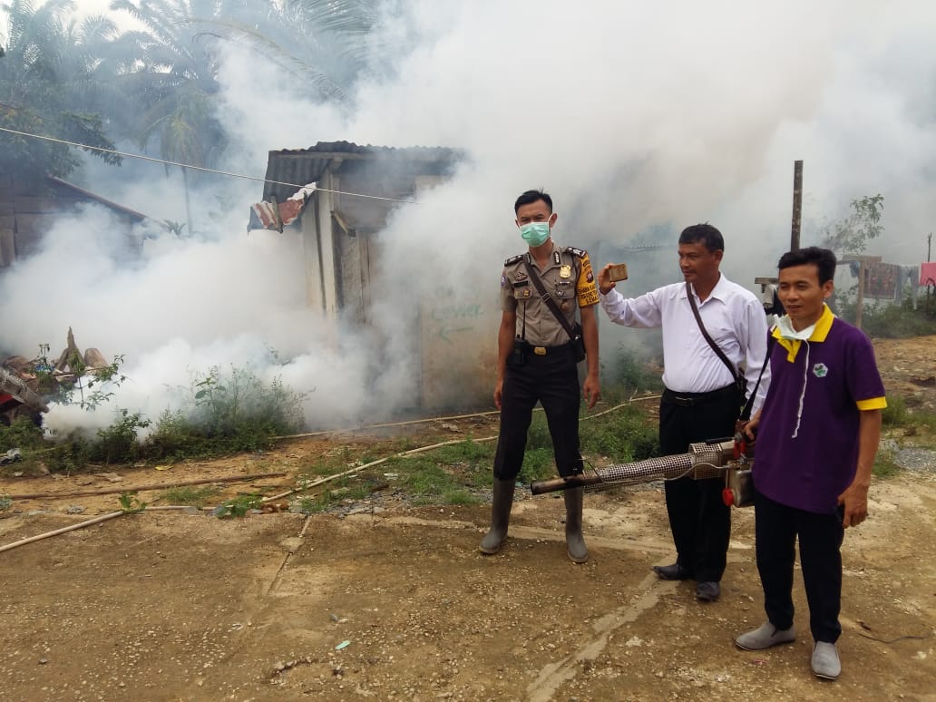 Cegah DBD, Bhabinkamtibmas Dampingi Puskemas Lakukan Fogging