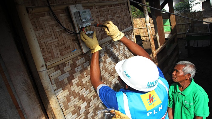 hln-petugas-pln-menyalakan-listrik-di-rumah-warga.jpg