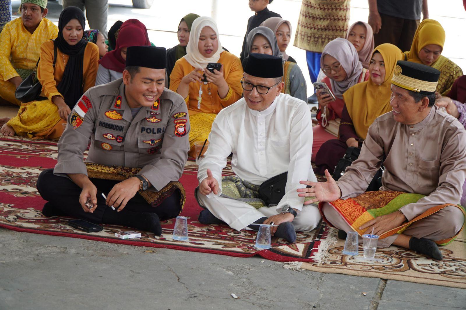 Wakapolres Sambas Hadiri Acara Saprahan Syukuran HUT Kota Sambas ke- 393