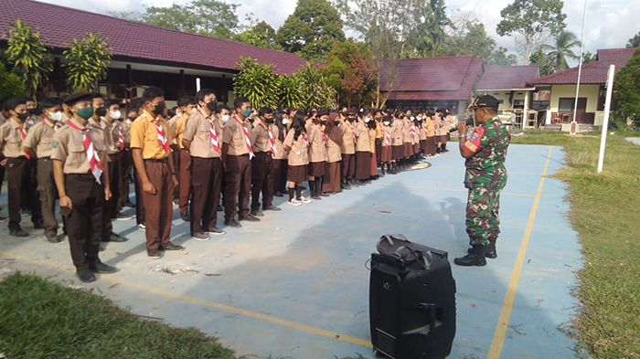 Danramil Mempawah Hulu Bekali Pengetahuan Kepramukaan Kepada Siswa