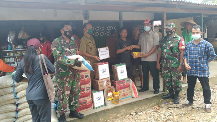 Danramil Mempawah Hulu Dampinggi enyaluran Bantuan Warga Terdampak Bencana Angin Puting Beliung