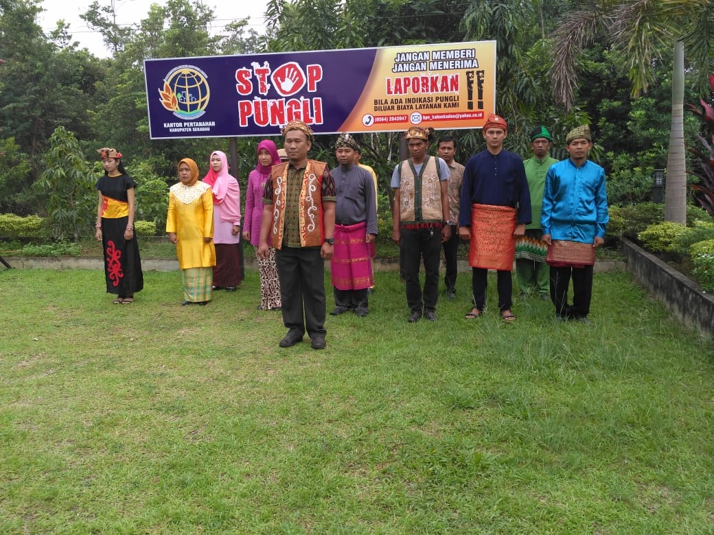 Unik, Pegawai Kantor Pertanahan Sekadau Upacara Dengan Menggunakan Baju Adat