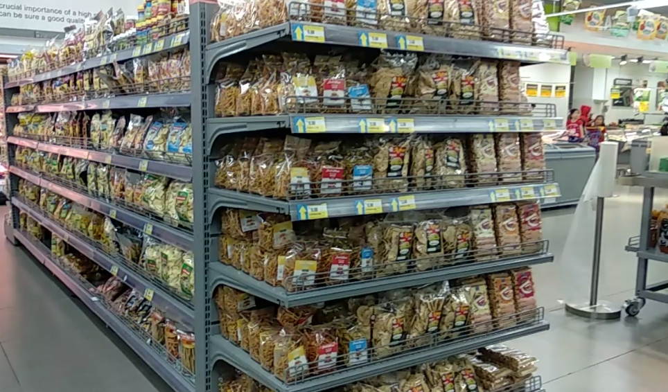 Pengunjung Harap Pojok Oleh-oleh Hypermart Tampilkan Lebih Banyak Kerajinan Lokal