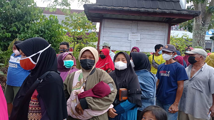 Ani Rela Antre Sambil Menggendong Anaknya Demi Dapatkan Minyak Goreng Murah Subsidi Pemerintah