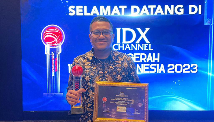 idx-awards-chief-enterprise-business-officer-xl-axiata-feby-sallyanto-menerima.jpg