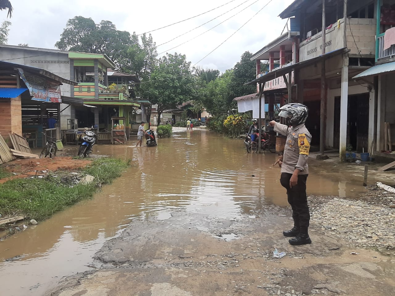 Bhabinkamtibmas Polsek Ledo Cek Desa Binaan yang Terdampak Banjir