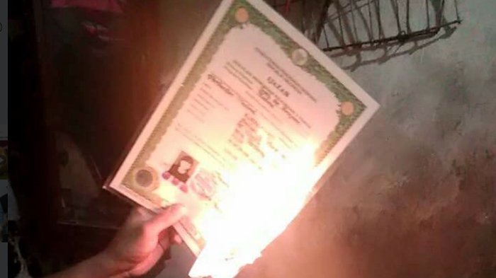 ijazah-dibakar_20171025_160923.jpg