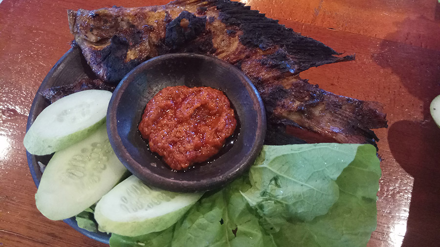 ikan-bakar-nila-waduh_20171226_175355.jpg