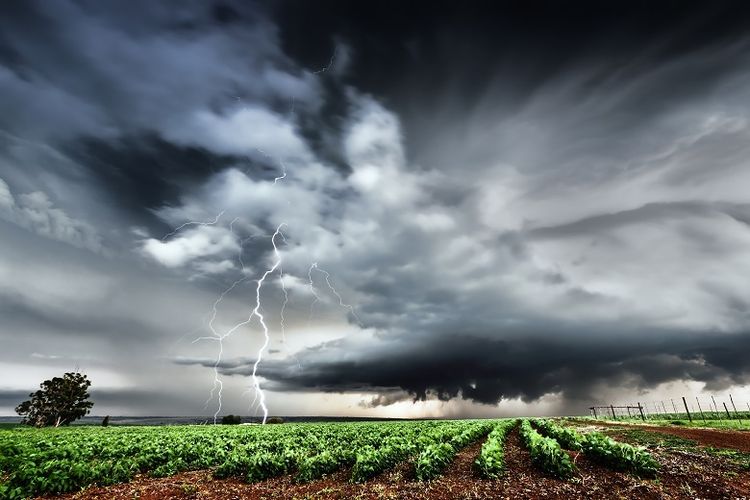 ilustrasi-cuaca-ekstrem-shutterstock-via-kompasnews.jpg