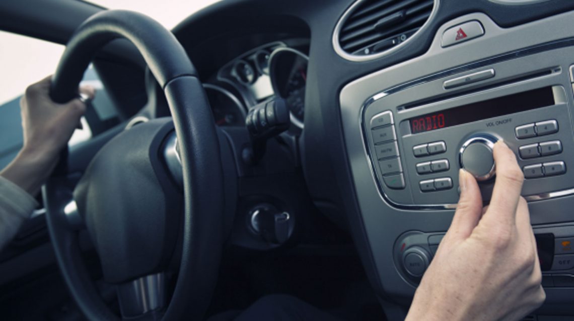 Mendengarkan Musik Saat Berkendara Hukumannya Penjara, Simak Penjelasan Lengkapnya!