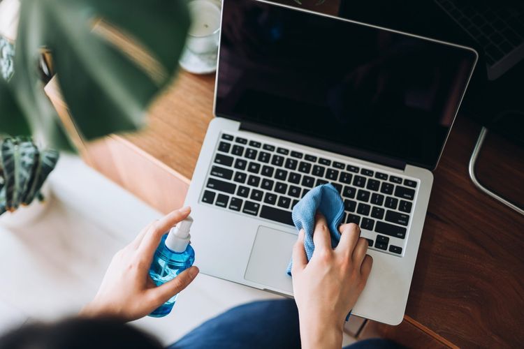 ilustrasi-membersihkan-laptop-dengan-kain-mikrofiber.jpg
