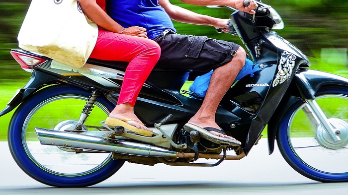 ilustrasi-pakai-sendal-saat-mengendarai-motor.jpg