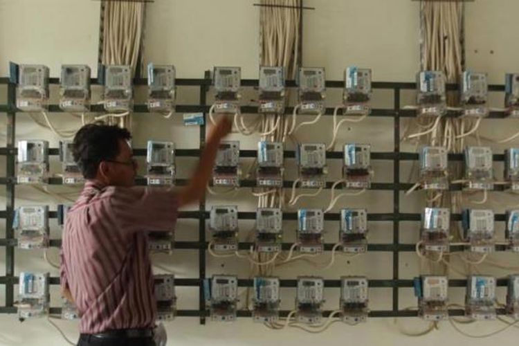 ilustrasi-pengurus-menunjukkan-ruang-meteran-listrik.jpg