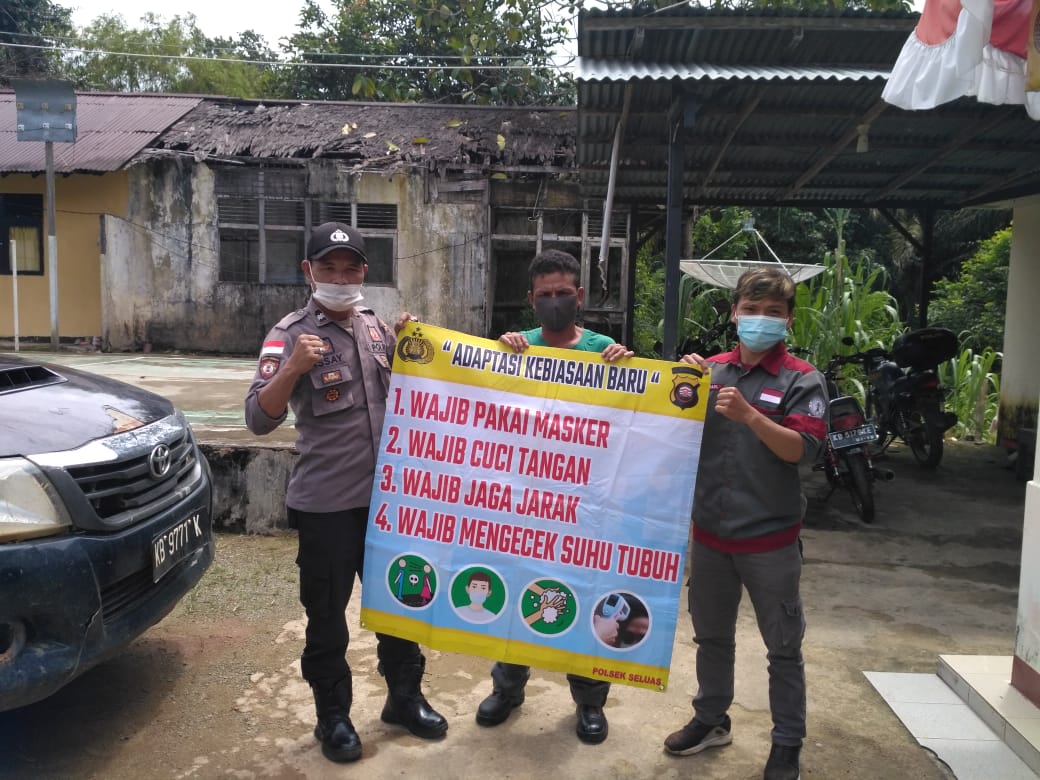 Anggota Polsek Seluas Bengkayang Imbau Warga Patuhi Protokol Kesehatan