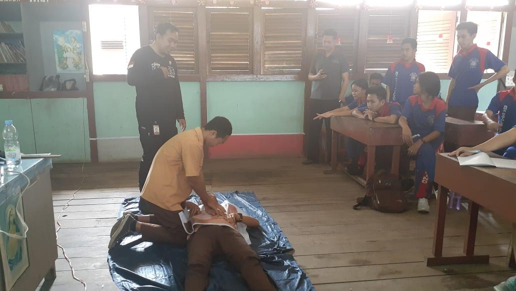 Pemuda Dayak Kubu Raya Latih Siswa Basic Life Support, Ajarkan Tolong Korban yang Nyawanya Terancam