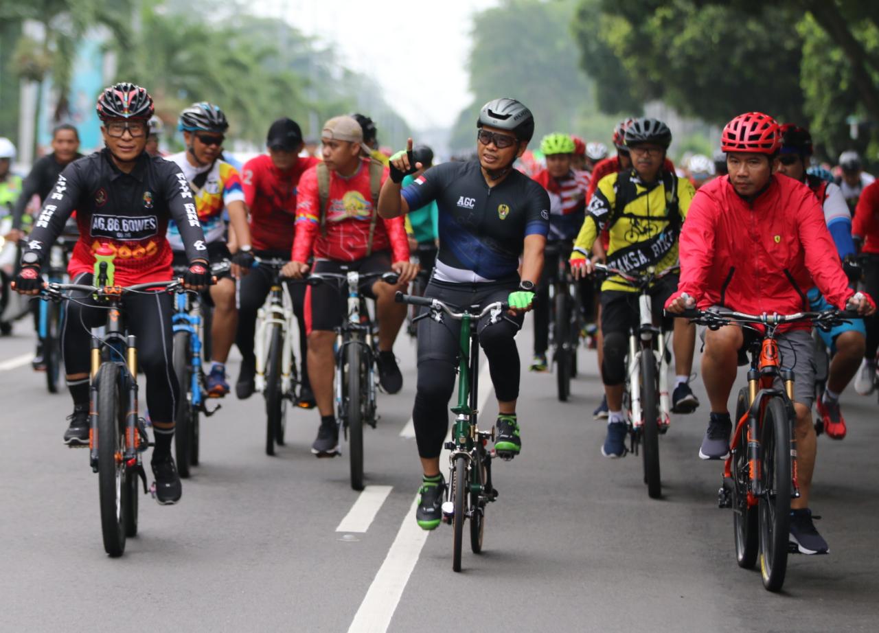 irjen-pol-remigius-sigid-tri-hardjanto-serta-peserta-fun-bike.jpg