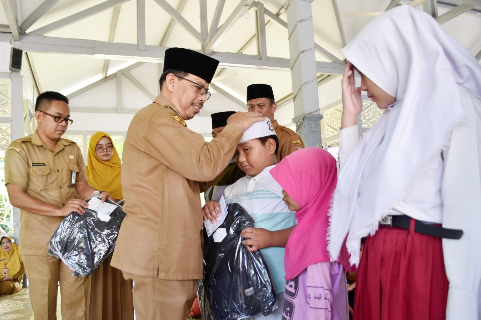 Pemkab Mempawah Manfaatkan Momentum 10 Muharram 1446 H dengan Berbagi Kebahagiaan bersama Anak Yatim
