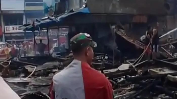 Aksi Sigap Prajurit TNI AD Selamatkan Bendera Merah Putih di Tengah Puing-puing Kebakaran