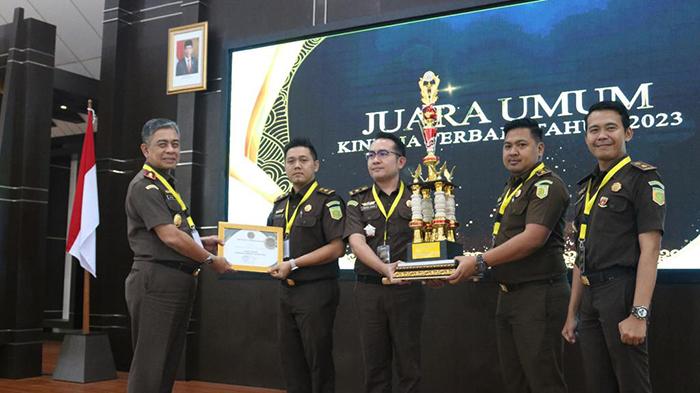 Kejari Mempawah Raih 3 Penghargaan Sekaligus Dari Kejati Kalbar Atas Capaian Prestasi Kerja