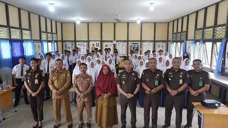 Jaksa Masuk Sekolah, Kejari Sambas Beri Penyuluhan Hukum Siswa SMP 2 Sejangkung