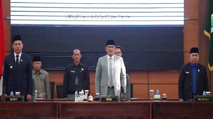Bupati Kapuas Hulu Sampaikan Raperda Pertanggungjawaban APBD 2022 ke DPRD