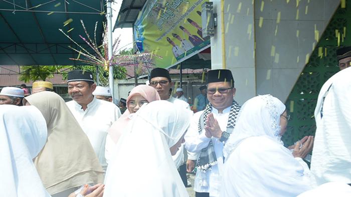 Diselimuti Haru, Bupati Satono Sambut Kedatangan Jemaah Haji Sambas