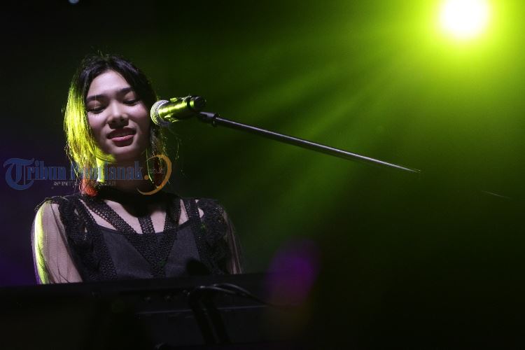 Isyana Tampil Memukau di Launching Lexi 125 CC