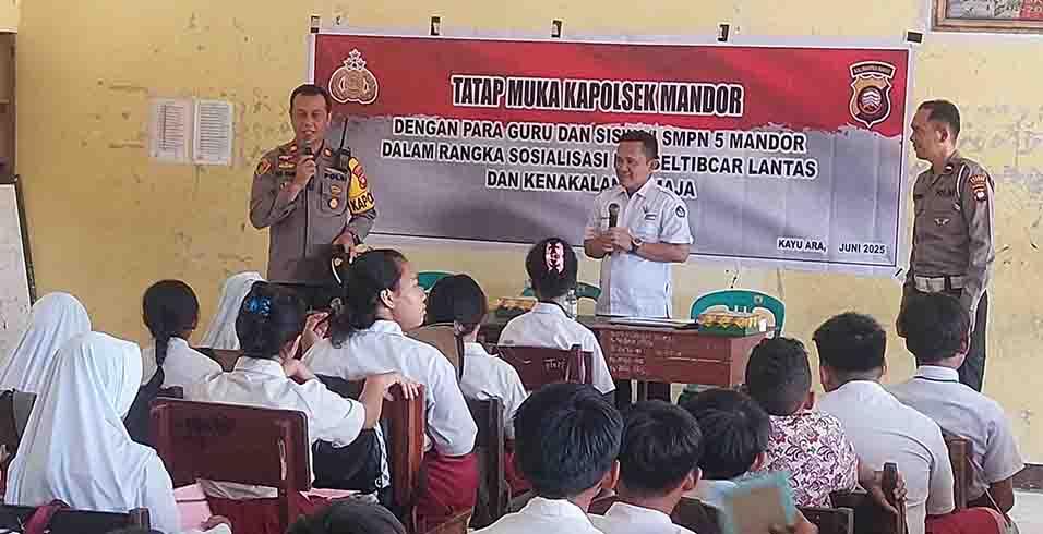 Kapolsek Mandor Beri Edukasi Disiplin dan Anti-Narkoba di MPLS SMPN 5 Mandor