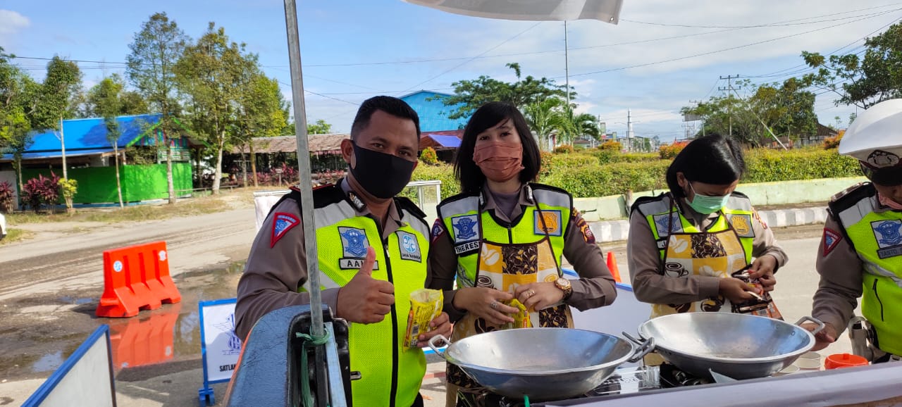 jajaran-polres-melawi-membagikan-sembako-kepada-warga-terdampak-covid-19.jpg