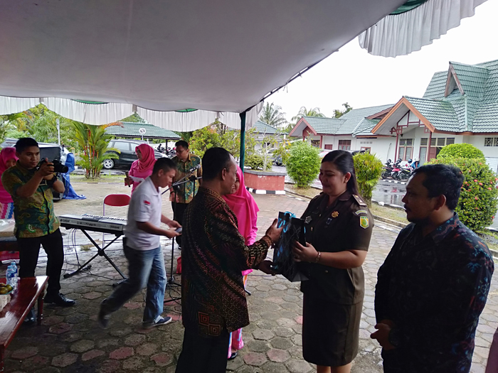 Kajari Sambas Efendi Pesan Agar Martha Siahaan Tingkatkan Karir Saat Bertugas di Kejari Sekadau